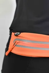 Riñonera deportiva negra con dos bolsillos con cierre y detalles reflectantes.