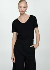 Camiseta básica de manga corta y cuello en V color negro, con diseño recto y ligero.