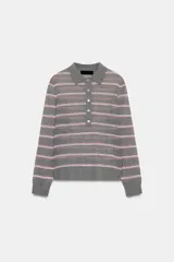 Polo de punto fino confeccionado en lana, con diseño de rayas horizontales en tonos gris, blanco y rosado. Presenta cuello polo, manga larga y cierre frontal con botones.