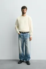 Sweater de punto perlado en color gris, con diseño relaxed fit, cuello redondo y manga larga. Cuenta con acabados en rib en cuello, puños y dobladillo.