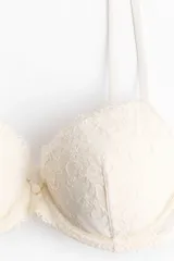 Soutien push-up color beige con encaje y malla, diseño bordado, aros, breteles ajustables y copas acolchadas. Cierre de corchetes en la espalda.