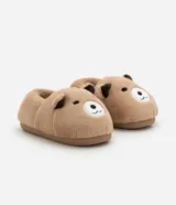 Pantufla cerrada de peluche color tostado con diseño de cara de oso en la parte frontal y orejas pequeñas. Cuenta con suela de goma antideslizante y forro interior suave.