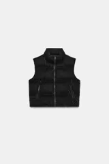 Chaleco acolchado de cuello subido y manga sisa, con acabado engomado. Cuenta con bolsillos laterales con cierre y bajo ajustable con cordones elásticos y stoppers.