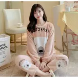 Conjunto de pijama de dos piezas confeccionado en tela de plush suave y abrigada. Incluye una remera de manga larga con diseño estampado de Totoro y pantalón largo a juego con puños en contraste.