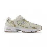 Championes New Balance 530 color crema, con detalles en beige y plateado.
