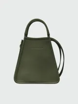 Bolso tote pequeño de cuero negro con diseño estructurado, doble asa superior y correa larga ajustable para llevar al hombro o cruzado. Cuenta con cierre de solapa y detalles metálicos dorados.