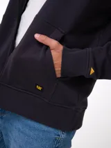 Buzo canguro con capucha y cierre frontal de cremallera, color negro, con bolsillos frontales de parche y puños y dobladillo de punto acanalado. Cuenta con una pequeña etiqueta de la marca Cat en el bajo izquierdo.