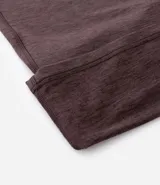 Remera deportiva térmica de manga larga color negro, con cuello alto y cremallera frontal. Presenta sisas raglán y recortes, sin estampado.