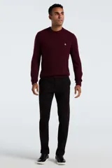 Sweater de punto color bordó con cuello redondo, mangas largas y puños acanalados. Presenta el logo de la marca bordado en el pecho.