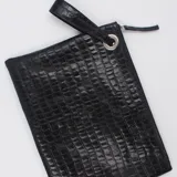 Sobre de cuero negro con textura tipo croco, cierre superior con cremallera y tira de cuero para la muñeca.