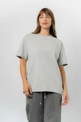 Remerón de algodón color beige, con diseño oversize, cuello redondo, mangas cortas amplias y hombros caídos.