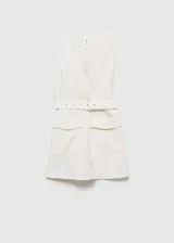 Vestido corto de color blanco con cuello en pico y diseño sin mangas. Presenta un corte recto, tirantes anchos y dos bolsillos de solapa en la parte delantera. Incluye un cinturón ajustable con hebilla metálica en la cintura.