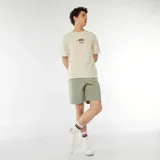 Short deportivo verde oliva de corte recto con cintura elástica y cordón ajustable.