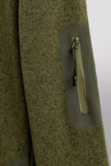 Chaqueta verde militar de punto con interior de polar. Tiene cuello alto, manga larga con bolsillo con cierre en la manga, bolsillos laterales con cierre y cierre frontal con cremallera.