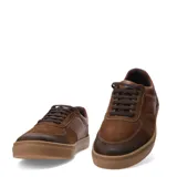 Zapato casual de hombre Freeway, confeccionado en una combinación de cuero liso y gamuza en tono marrón coñac. Presenta cordones al tono, costuras reforzadas a la vista y suela de goma vulcanizada en color caramelo.