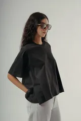 Camiseta de algodón orgánico con calce amplio y caída fluida, de cuello redondo y manga corta.