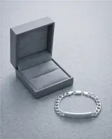 Pulsera de plata 925 con eslabones tipo cadena y placa central lisa para grabar.