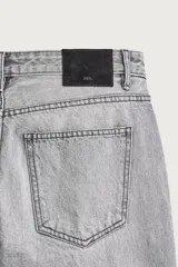 Jeans de corte slim cropped confeccionados en denim de algodón rígido con efecto lavado. Presentan tiro medio, cierre frontal con cremallera y botón, y diseño clásico de cinco bolsillos.