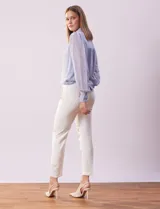 Pantalón de vestir corte recto, largo al tobillo, color blanco. Pretina con broche interno y cierre. Delantera con bolsillos.