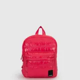 Mochila Bubba color fucsia, de diseño acolchado con costuras horizontales, compartimento principal con cierre, bolsillo frontal con cierre y etiqueta negra con la marca en la parte inferior.