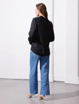 Camisa color verde oliva de lyocell, marca Cyrus. Tiene cuello con solapa, abertura central con botones, mangas 3/4 regulables con presilla y botón, y dos bolsillos delanteros aplicados.