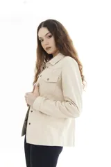 Camisa de cuero vacuno genuino color beige, de estilo Western, con bolsillos de parche con solapa en el pecho, costuras pespunteadas a contratono y botones metálicos frontales.