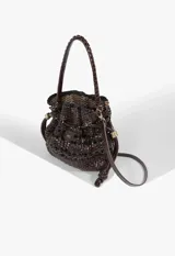 Cartera tipo bucket marrón oscuro de cuero con diseño trenzado y cierre de cordón ajustable, asa superior trenzada y monedero rectangular desmontable con cierre.