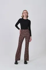 Calza de corte semioxford con estampado animal print de leopardo en tonos marrones. Presenta una cintura elástica de tiro medio y un ajuste ceñido en la parte superior que se ensancha ligeramente hacia el ruedo.