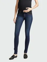 Jean de denim elastizado azul oscuro, corte skinny, con panel elástico negro en la cintura para mayor comodidad durante el embarazo.