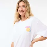Camiseta blanca de corte oversize con cuello redondo y manga corta. Presenta un estampado pequeño en el pecho con la frase 'Lobster Market', un gráfico de una rodaja de naranja y un patrón de cuadros celestes.