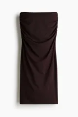 Pollera tobillera color marrón chocolate, de punto con elástico oculto en la cintura y frunces a la altura de la cadera para crear una silueta levemente drapeada.