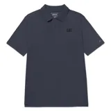 Remera tipo polo de manga corta color gris oscuro, con cuello y puños acanalados. Presenta el logo de la marca estampado en el pecho y un pequeño detalle bordado en la manga.