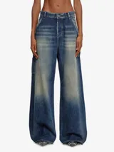 Pantalón de jean azul con efecto lavado, corte holgado y tiro alto.