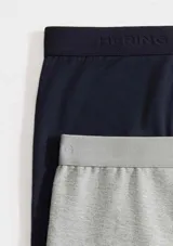 Pack de dos calzoncillos tipo bóxer Hering, uno negro y otro blanco, confeccionados en tejido suave con cintura elástica con el logo de la marca grabado.