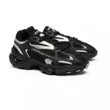Championes urbanos Lacoste modelo L003 2K24, color negro con detalles plateados.