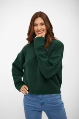 Sweater de punto con cuello alto, manga larga y diseño holgado.