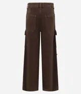 Pantalón wide leg de cintura alta confeccionado en sarga de algodón. Presenta un diseño holgado con múltiples bolsillos cargo laterales, bolsillos delanteros y traseros, y trabillas en la cintura.