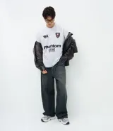 Remera de corte boxy fit confeccionada en microfibra de poliéster, con cuello redondo, manga corta y estampado frontal con la palabra Phantom y logo de Athletic Club.