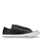 Championes Converse modelo Chuck Taylor All Star de corte bajo, confeccionados en cuero negro con textura granulada. Presentan puntera de goma blanca, ojales metálicos y suela de goma vulcanizada con franja negra decorativa.