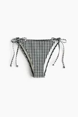Vedetina de bikini con estampado de cuadros vichy en blanco y negro, de cintura media y laterales con tiras para atar.
