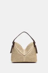 Bolso mini shopper de diseño trenzado en color beige, con asas de mano y correa bandolera extraíble en tono marrón. Presenta detalle de pespuntes en contraste y cierre interior con cremallera.