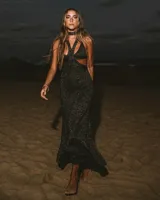 Vestido largo de viscosa con lurex color marrón con espalda descubierta y tiras cruzadas. Diseño de dos piezas con cuello choker.