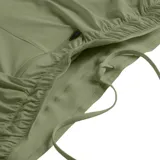 Short deportivo New Balance color verde oliva, con tecnología NB DRY, slip interno sin costuras, bolsillo trasero con cremallera, cintura elástica con cordón ajustable y detalles reflectantes.