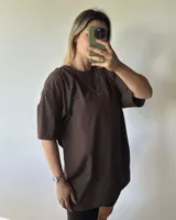 Remerón de manga corta color marrón oscuro, con cuello redondo y corte holgado (oversize).
