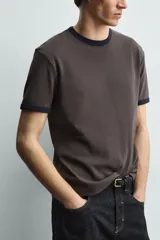 Camiseta de corte regular fit, color gris oscuro, con cuello redondo y bordes de mangas en color azul marino a contraste.