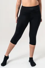 Capri deportiva de tiro alto con faja de doble tela y elástico en la cintura, confeccionada en tejido con fibra LYCRA® XTRA LIFE™.