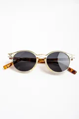 Lentes de sol polarizados con armazón carey de diseño redondo y lentes marrones.