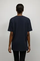 Remera de algodón con cuello redondo a la base y mangas cortas. Presenta un diseño holgado con estampado frontal en forma de estrella que incluye la frase The Rockstar.