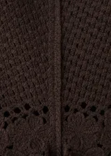 Short marrón de tiro medio, con diseño recto, cintura ajustable con elástico y detalles bordados calados con terminación ondulada en el ruedo.