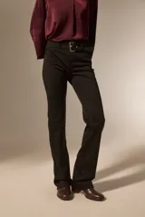 Pantalon de corte flare con cintura media y cinturón integrado con hebilla metálica.